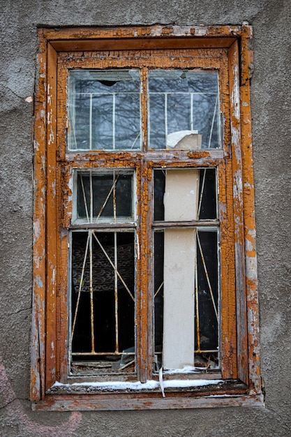 Photo fenêtre d'un vieux bâtiment abandonné