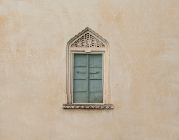 Fenêtre vintage historique sur le mur