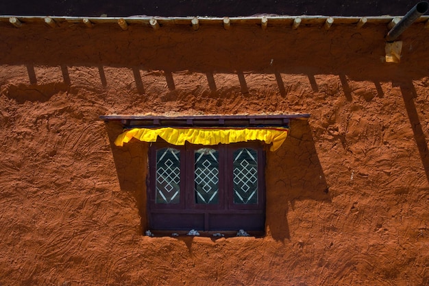 Photo fenêtre vintage de style tibétain d'un monastère au népal