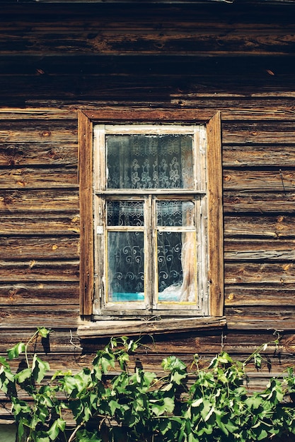 Fenêtre vintage et vieux mur de pierre