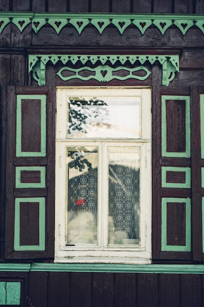 Fenêtre vintage et vieux mur de pierre