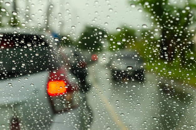 Fenêtre de voiture floue avec des gouttes d'eau