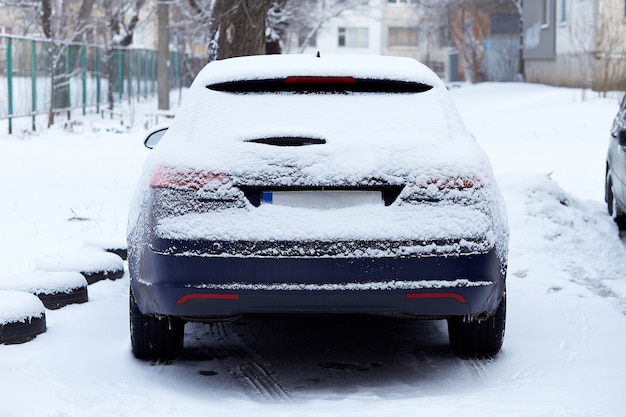 Fenêtre de voiture garée dans la rue en journée d'hiver, vue arrière. Maquette pour autocollant ou décalcomanies