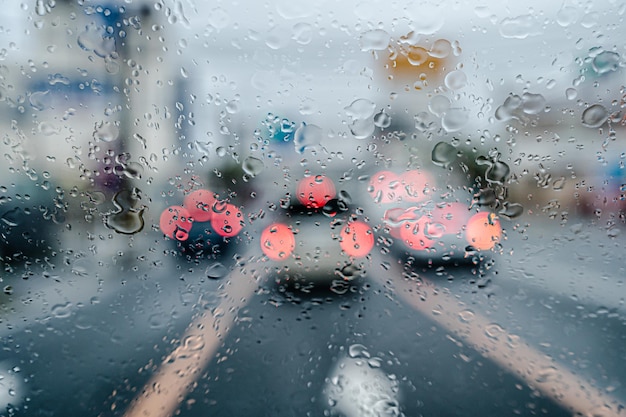 Fenêtre de voiture un jour de pluie