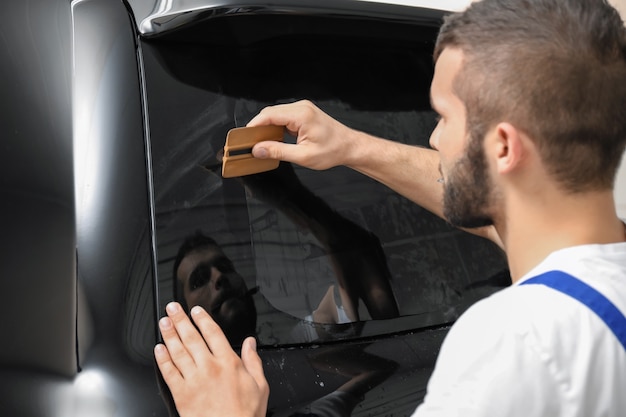 Fenêtre de voiture teintée travailleur en boutique