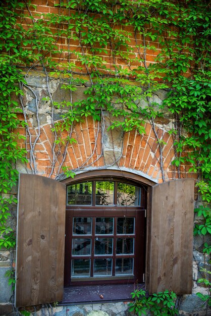 Fenêtre avec volets en bois dans une maison ancienne.