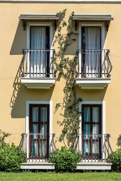 Fenêtres avec balcon sur la façade du bâtiment