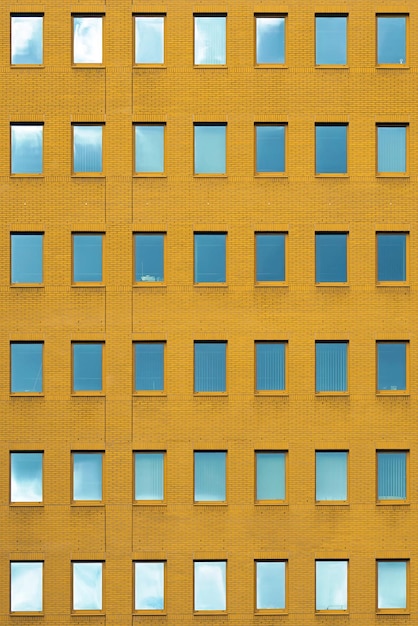 Fenêtres d'un bâtiment en brique jaune texture Abstraction