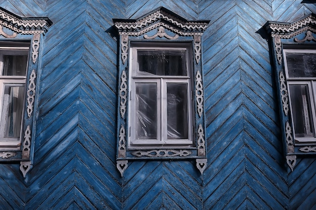 fenêtres dans une vieille maison en bois, conception d'architecture du nord russe