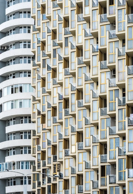 Fenêtres du bâtiment à plusieurs étages dans la journée