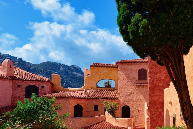 Fenêtres du complexe de maisons d'habitation. Immeuble d'appartements. Architecture de maison côtière dans la station balnéaire de luxe de Porto Cervo sur l'île de Sardaigne en Italie en été. Vue sur la ville sarde en Sardaigne.