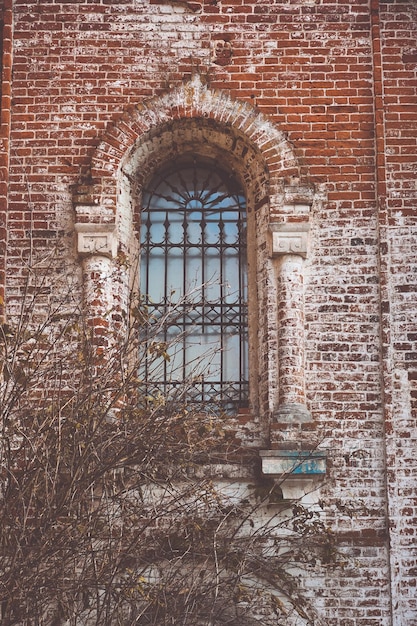 Fenêtres et escaliers d'une église abandonnée