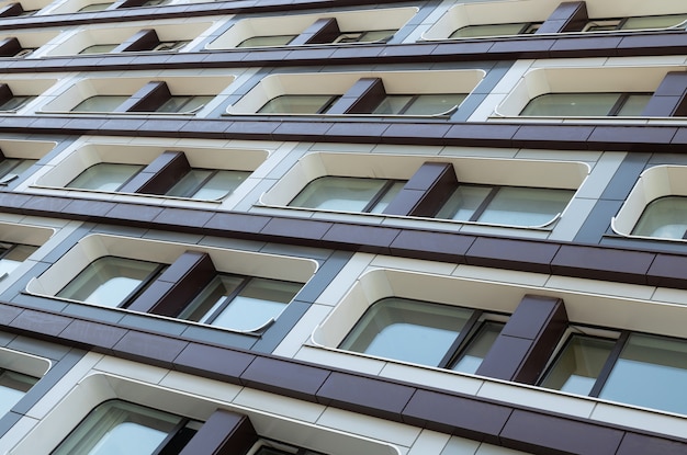 Fenêtres en forme de carré doux sur la façade de l'appartement de luxe urbain moderne en noir et blanc