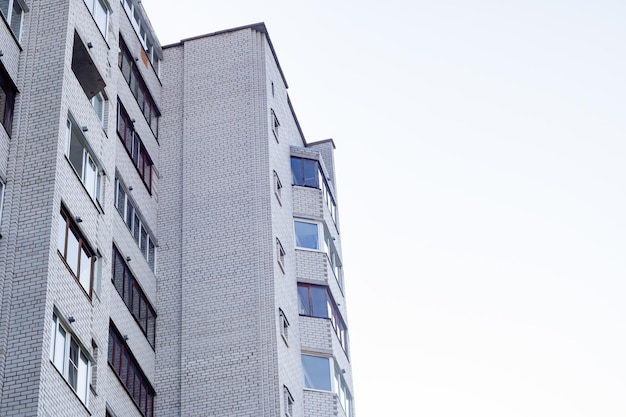 Fenêtres d'une grande maison sur fond de ciel bleu