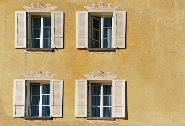 Fenêtres de la maison du luxueux complexe d'Ascona sur le lac Majeur du canton du Tessin en Suisse.