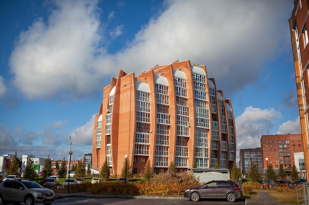 Fenêtres d'une maison résidentielle en brique à plusieurs étages. Bâtiments modernes. Le nouvel appartement à plusieurs étages