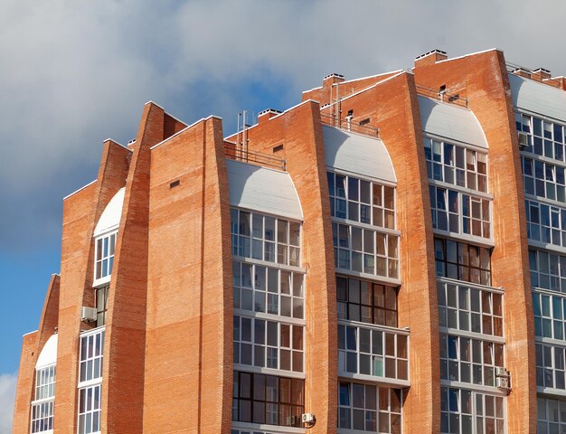 Fenêtres d'une maison résidentielle en brique à plusieurs étages. Bâtiments modernes. Le nouvel appartement à plusieurs étages