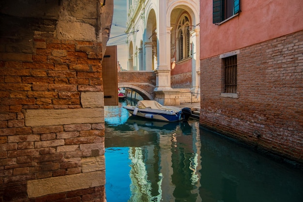 Fenêtres de maison traditionnelles sur les canaux de Venise vues à travers les ruelles