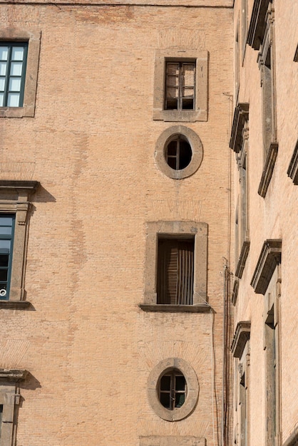 Fenêtres des maisons des vieilles maisons de Rome en Italie