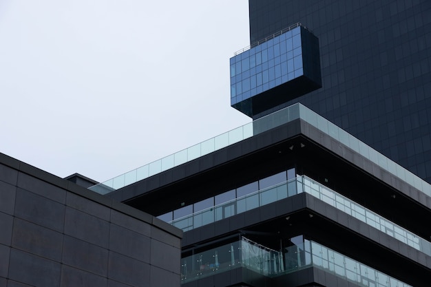 Des Fenêtres Noires, La Façade D'un Immeuble De Bureaux Moderne, Un Centre Commercial Dans Une Mégapole.