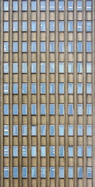 Fenêtres symétriques sur le mur du bâtiment