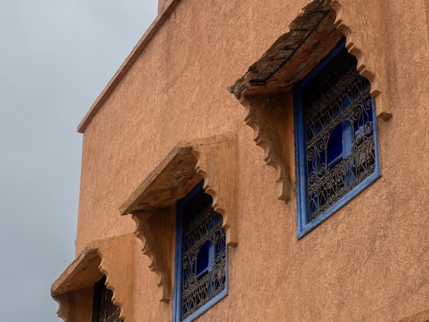 Fenêtres typiquement marocaines dans la ville de Marrakech