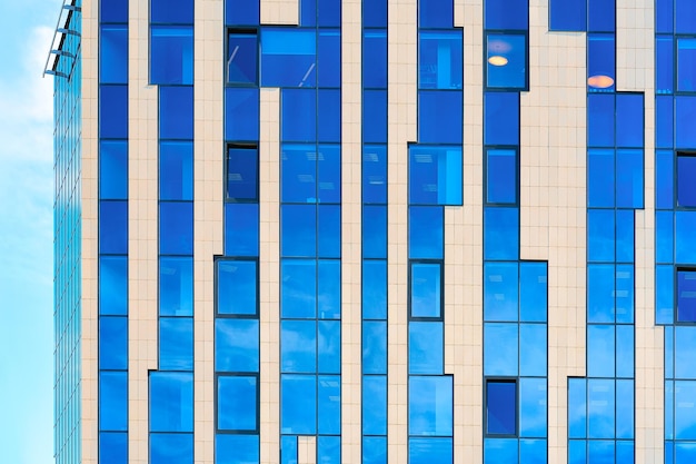 Fenêtres en verre reflétant le ciel bleu comme détails de l'architecture moderne