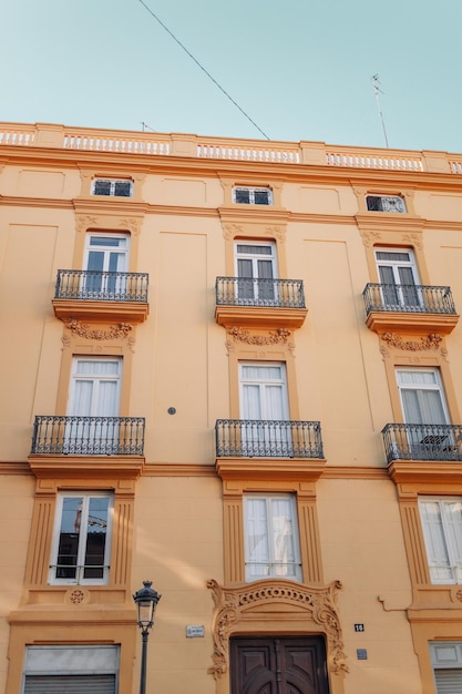 Fenêtres avec volets et petits balcons à l'extérieur sur la façade de l'immeuble du centre-ville de Barcelone Espagne