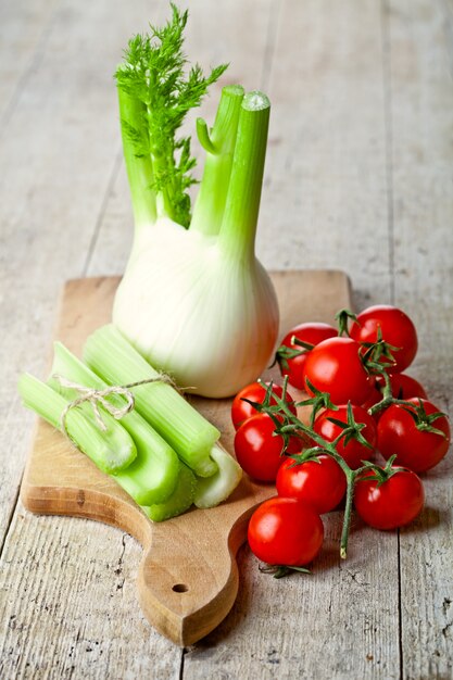 Fenouil, céleri et tomates biologiques fraîches