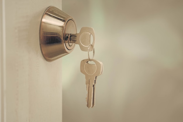 fente pour clé avec portes en bois pour la sécurité