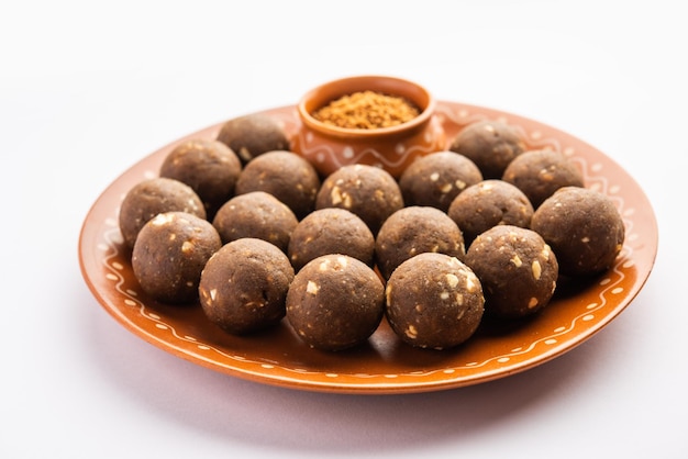 Fenugrec ou methi ke Laddu laddo ou laddoo ou boules de mithai sucrées pour renforcer l'immunité en hiver