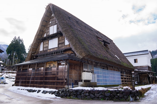 Photo ferme en bois du patrimoine dans le célèbre village du japon.