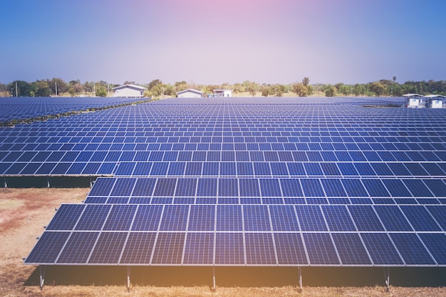 Ferme de centrale solaire avec un ciel ensoleillé.