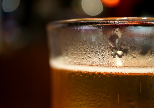 Fermé la condensation sur le verre de bière légère réfrigérée avec mise au point sélective