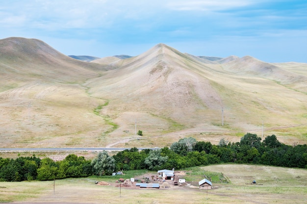 Ferme dans les montagnes