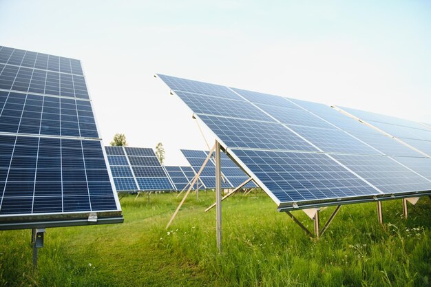 Ferme énergétique de panneaux solaires sur fond de ciel