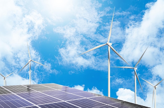 Photo ferme d'énergie éolienne avec cellule de turbine à panneaux solaires sur fond de ciel bleu