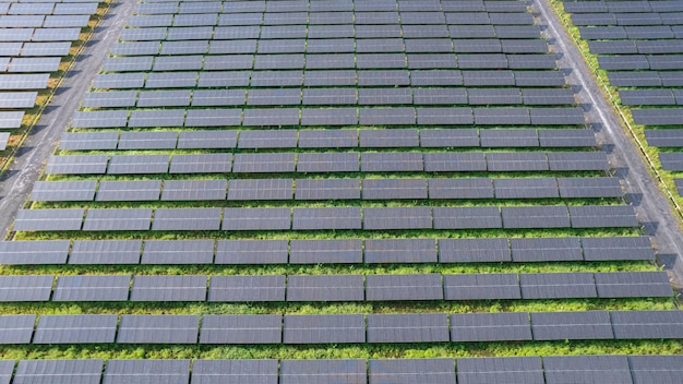 Ferme d'énergie solaire vue par un droneTechnologie de l'énergie verte