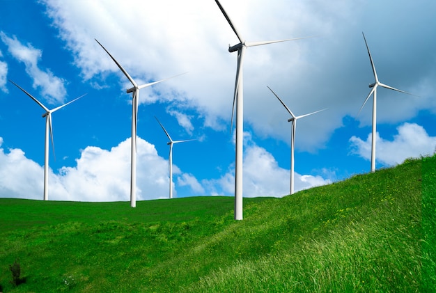 Ferme d'éoliennes dans un magnifique paysage naturel.