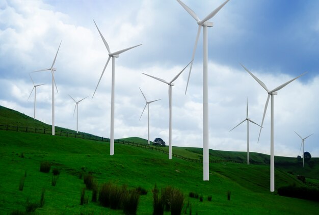 Ferme d'éoliennes dans un magnifique paysage naturel.