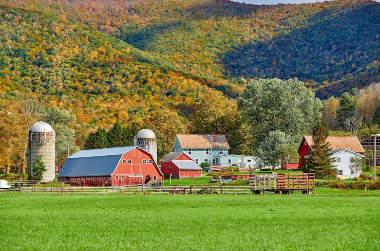 Photo ferme avec grange rouge et silos dans le vermont