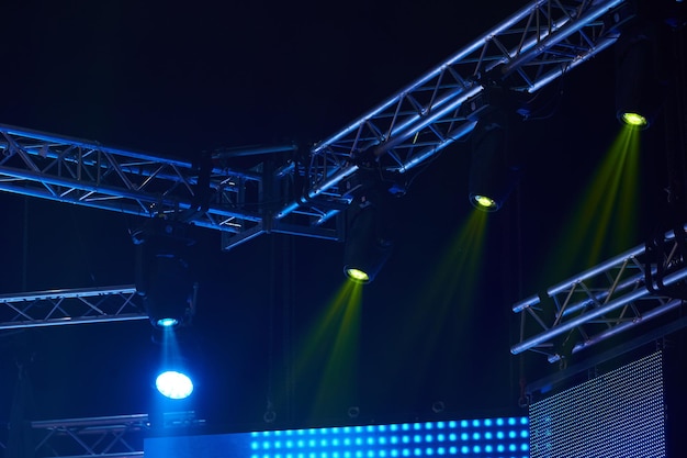 Photo ferme en métal pour équipement d'éclairage de concert de scène de musique