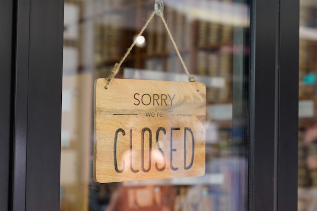 Fermé, nous sommes désolés texte planche de bois windows porte vintage shop sign close store