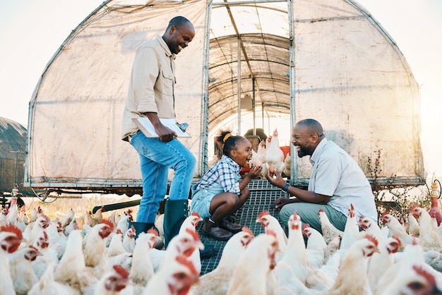 Ferme de poulets familiale noire et excitée à la campagne avec aide à l'agriculture durable et enfant Parents gays cultivant et enfant avec l'amour et le soutien des parents avec un coq et des animaux