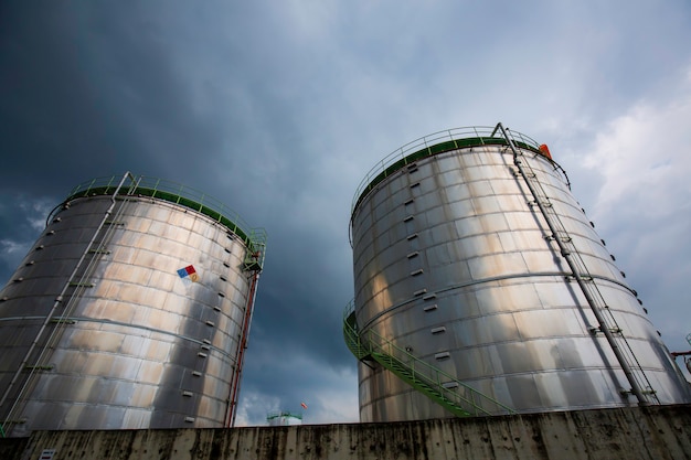 Ferme de stockage de réservoirs de l'industrie chimique isolant le réservoir dans la tempête de nuages.