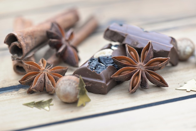 Fermer sur l'anis étoilé au chocolat et à la cannelle sur une table en bois