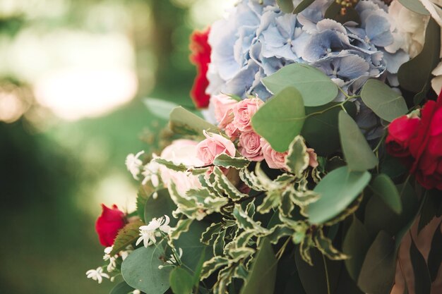 Fermer. bouquet de mariage sur un arrière-plan flou