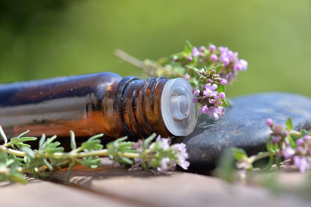 Fermer sur une bouteille d'huile essentielle