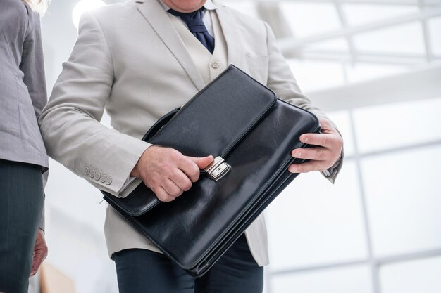 Fermer. collègues de travail traversant le couloir du bureau. concept d'entreprise