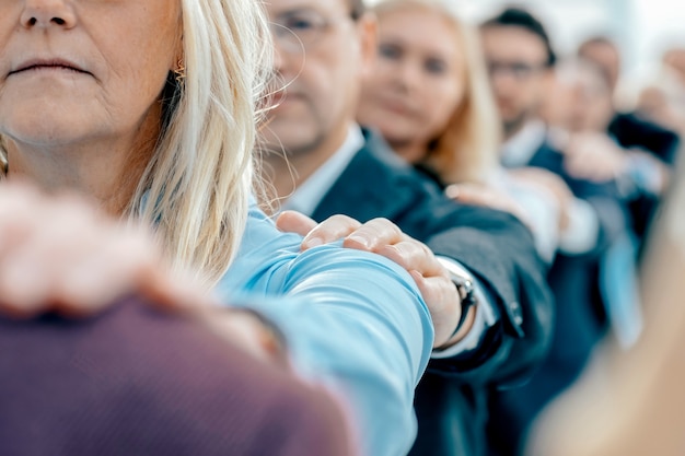 Fermer. les employés de l'entreprise se soutiennent mutuellement. concept d'entreprise